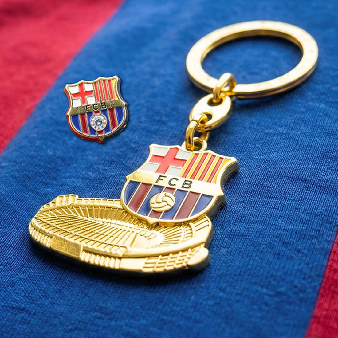 FC Barcelona sleutelhanger Camp Nou + pin goud